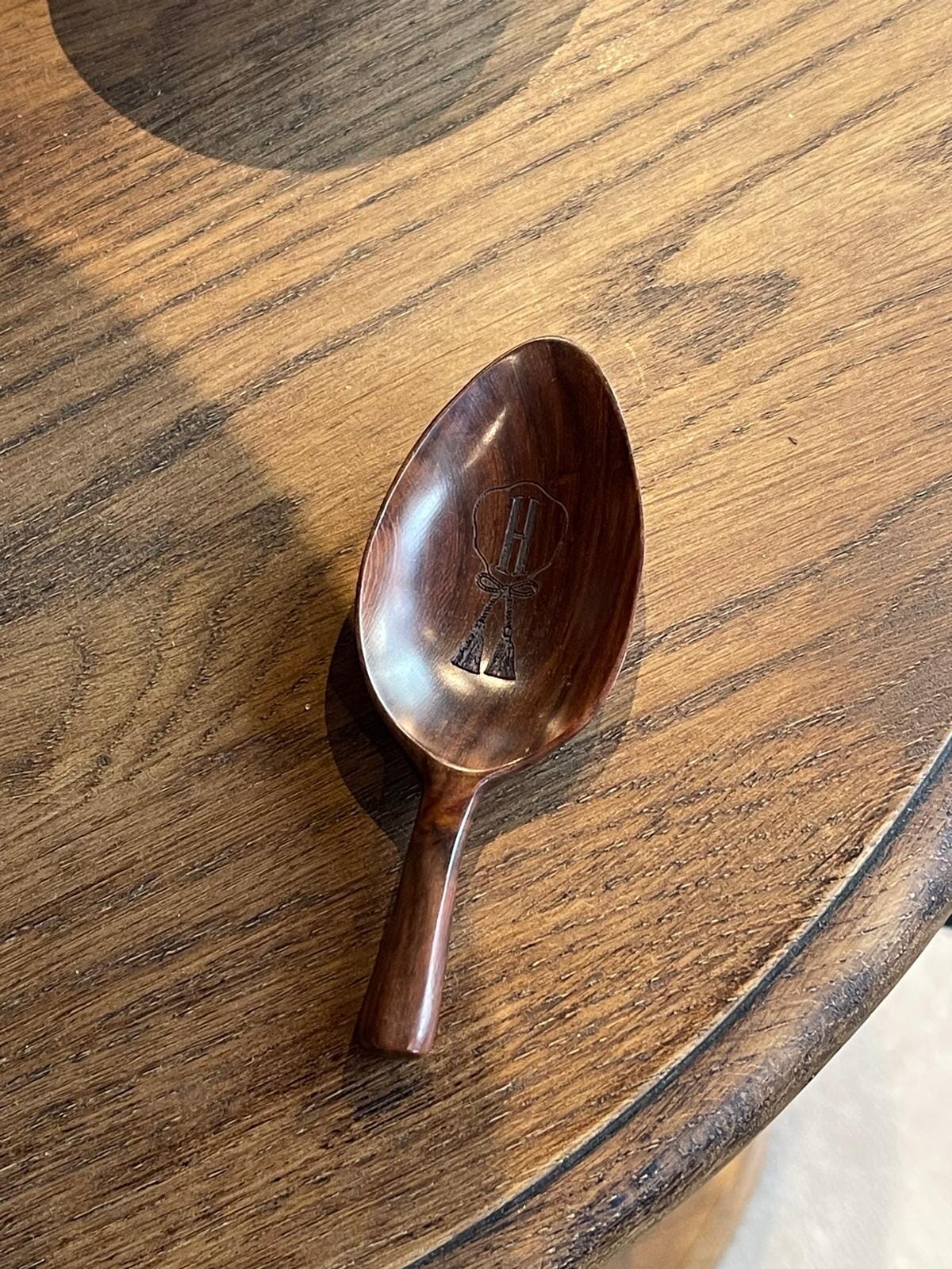 CUILLÈRE EN BOIS AVEC SES POMPONS À GLANDS Accessoire Conservatoire des Hémisphères