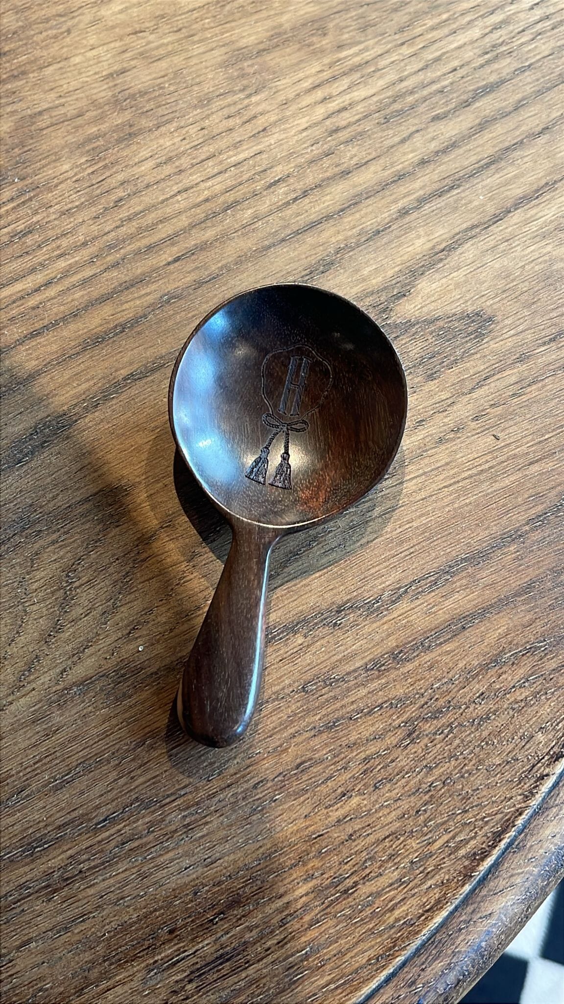 CUILLÈRE EN BOIS AVEC SES POMPONS À GLANDS Accessoire Conservatoire des Hémisphères