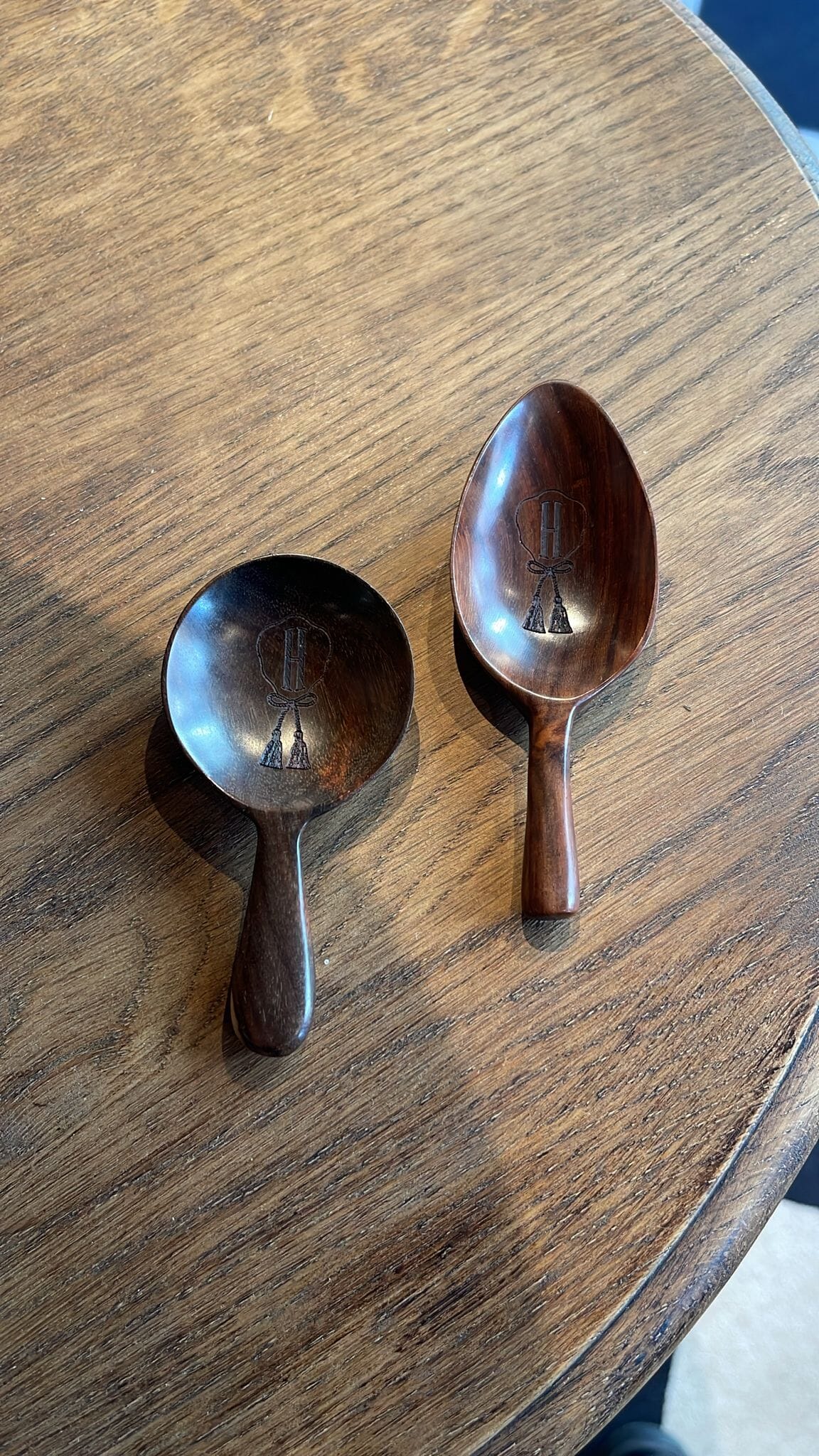 CUILLÈRE EN BOIS AVEC SES POMPONS À GLANDS Accessoire Conservatoire des Hémisphères
